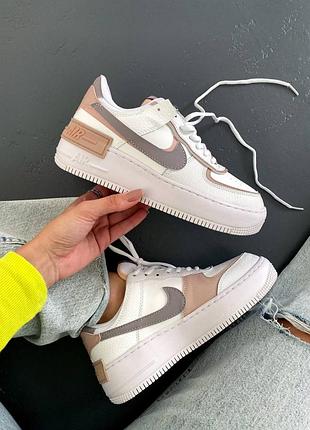Красивые женские кроссовки nike air force 1 shadow peach белые с цветными вставками
