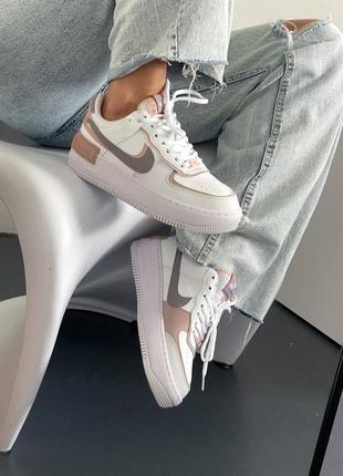 Красивые женские кроссовки nike air force 1 shadow peach белые с цветными вставками2 фото