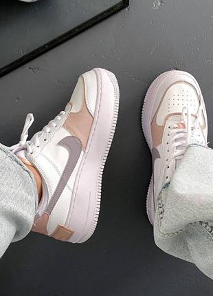 Красивые женские кроссовки nike air force 1 shadow peach белые с цветными вставками3 фото