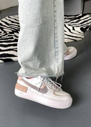Красивые женские кроссовки nike air force 1 shadow peach белые с цветными вставками6 фото