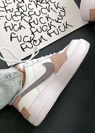 Красивые женские кроссовки nike air force 1 shadow peach белые с цветными вставками7 фото