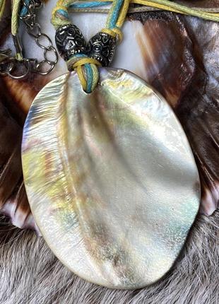 Красивый кулон из натурального перламутра на разноцветном шнурке4 фото