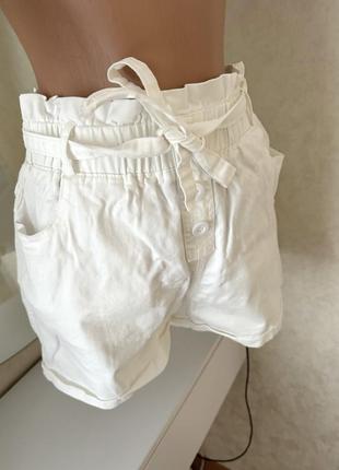 Стильные женские белые шорты с карманами и поясом на резинке