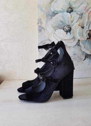 Босоніжки, туфлі