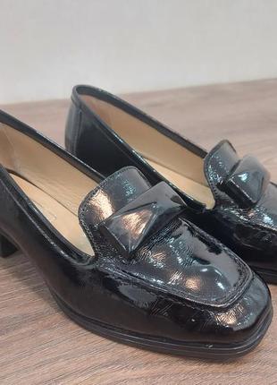Лаковані туфлі