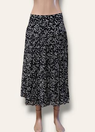 Черная плиссированная юбка в мелкие цветы