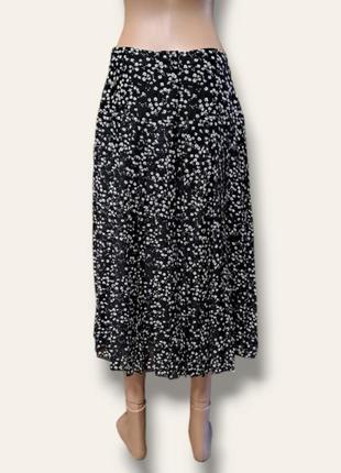 Черная плиссированная юбка в мелкие цветы2 фото