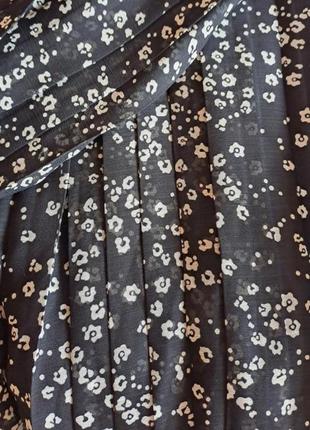 Черная плиссированная юбка в мелкие цветы7 фото