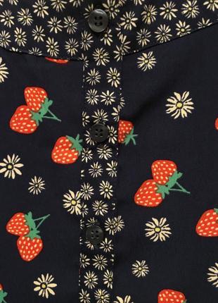 Очень красивая и стильная брендовая блузка-майечка в клубничках.4 фото