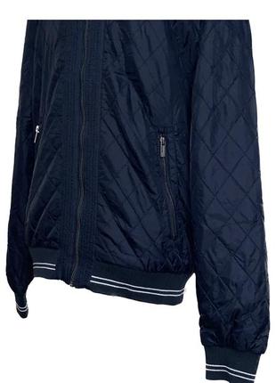 Мужская стёганая куртка-бомбер тёмно-синего цвета ostin4 фото