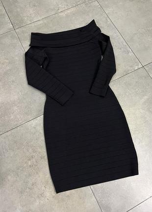 Платье с приспущенными плечами черное по фигуре3 фото