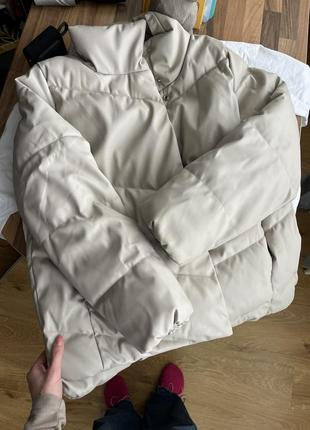 Обʼємна куртка кремового кольору під шкіру6 фото