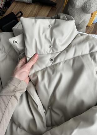 Обʼємна куртка кремового кольору під шкіру7 фото