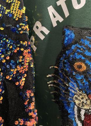 Яркий свитер с нашивкой тигра, надписью и пайетками5 фото