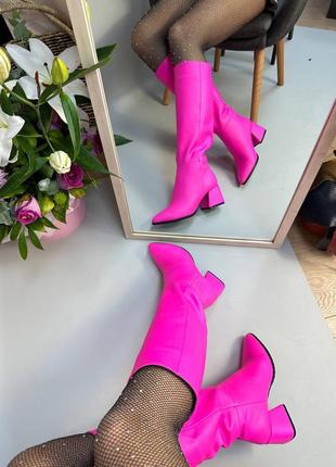 Яркие розовые фуксия сапоги с острыми носком на удобном каблуке7 фото