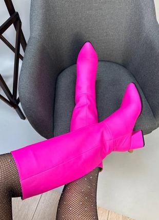 Яркие розовые фуксия сапоги с острыми носком на удобном каблуке10 фото