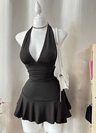 Платье короткое однотонное с вырезом в зоне декольте с открытой спиной приталенная качественная трендовая черная2 фото