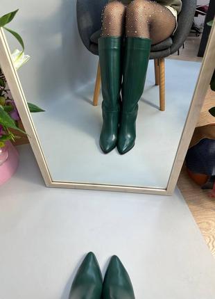 Зеленые кожаные сапоги с острым носом на устойчивом каблуке4 фото