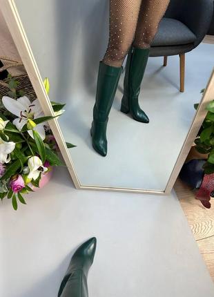 Зеленые кожаные сапоги с острым носом на устойчивом каблуке5 фото