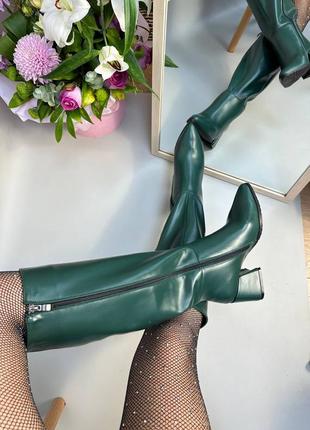 Зеленые кожаные сапоги с острым носом на устойчивом каблуке2 фото
