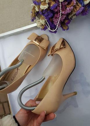 Елегантні ніжні бежеві туфлі босоніжки з золотистими бантиками3 фото