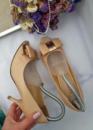 Елегантні ніжні бежеві туфлі босоніжки з золотистими бантиками4 фото