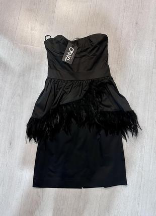 Черное платье бюстье с баской с перьями3 фото