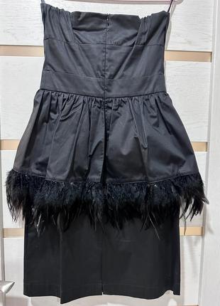 Черное платье бюстье с баской с перьями4 фото