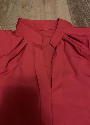 Красивая блузка красного цвета с необычным рукавом4 фото