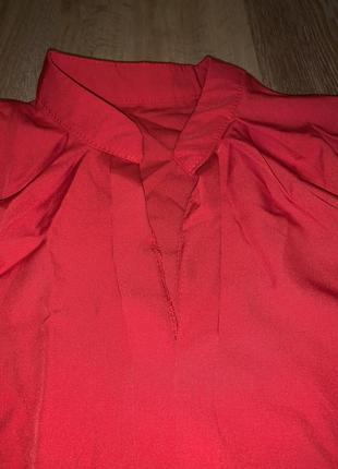 Красивая блузка красного цвета с необычным рукавом3 фото