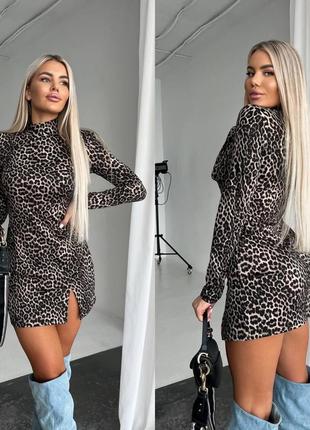 Стильное леопардовое платье с разрезом