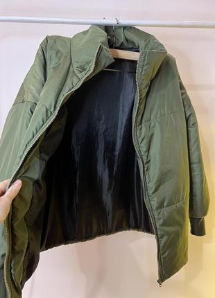 Куртка пуфер бомбер оверсайз болотный цвет хаки короткая теплая весна осень размер s м на замке карманы5 фото