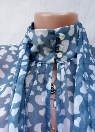 Красивая шифоновая невесомая легкая голубая блуза в принт серце 😍 с шапфом milano italy.3 фото