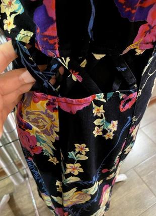 Летнее яркое платье с принтом с вырезами-сеткой на талии3 фото