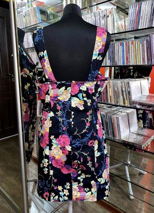 Летнее яркое платье с принтом с вырезами-сеткой на талии2 фото