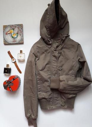 Дуже гарна курточка утеплена з уютним капішоном tally weijl