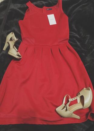 Красное платье