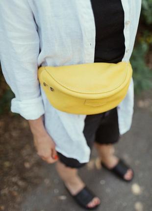 Кожаная бананка, желтая поясная сумка, стильная сумка кроссбоди, женская сумка из кожи2 фото