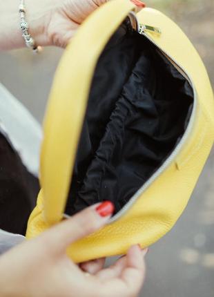 Кожаная бананка, желтая поясная сумка, стильная сумка кроссбоди, женская сумка из кожи3 фото