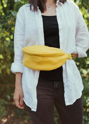 Кожаная бананка, желтая поясная сумка, стильная сумка кроссбоди, женская сумка из кожи4 фото