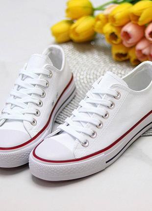 Білі кеди в стилі converse