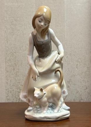 Фарфоровая статуэтка lladro «девочка с котенком».