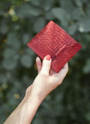 Красный кожаный кошелек с тиснением крокодила1 фото