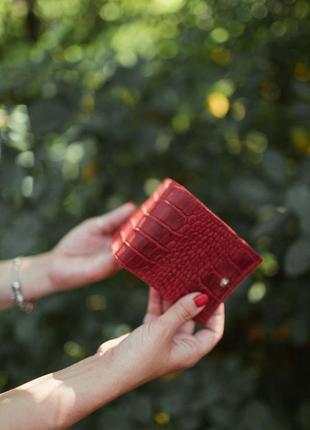 Червоний шкіряний гаманець з тисненням крокодила3 фото
