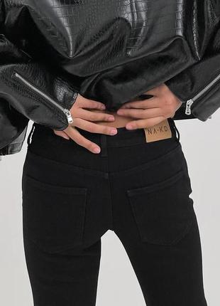 Черные базовые джинсы клеш ровные по фигуре na-kd9 фото