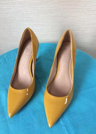 Жіночі гірчично-жовті лакові туфлі на підборах1 фото