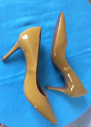 Женские горчично- жёлтые лаковые туфли на каблуке4 фото