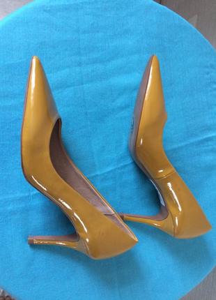 Женские горчично- жёлтые лаковые туфли на каблуке6 фото