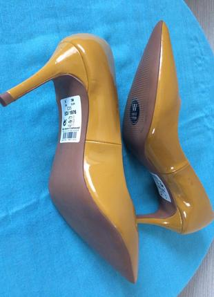 Жіночі гірчично-жовті лакові туфлі на підборах2 фото