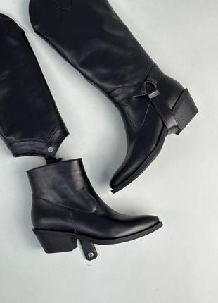 Чоботи козаки жіночі шкіра чорного кольору демісезонні